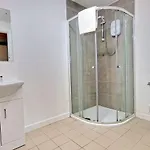 8 Bedroom Townhouse דירה *