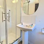 8 Bedroom Townhouse דירה *