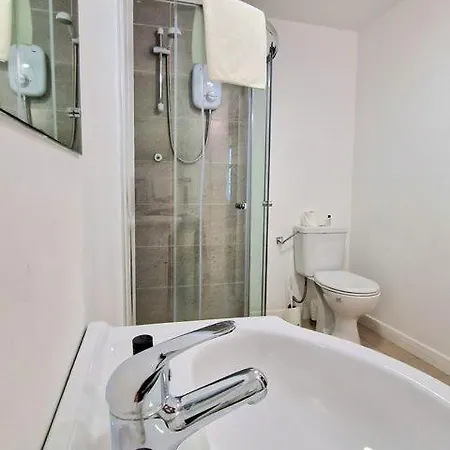 8 Bedroom Townhouse Apartment *