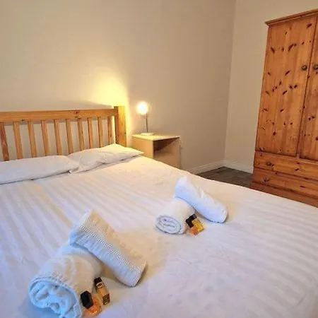 8 Bedroom Townhouse *