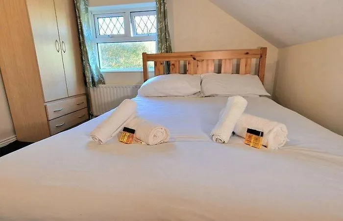 8 Bedroom Townhouse *