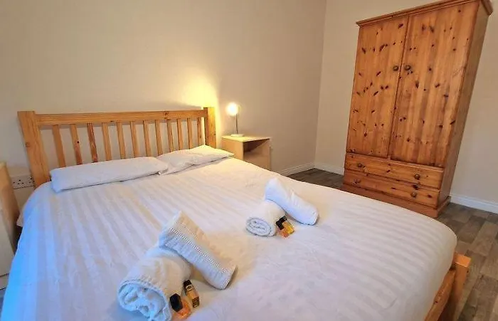 8 Bedroom Townhouse *